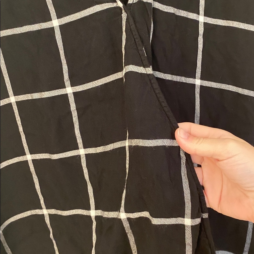 Torrid Black White Plaid Crossover Rayon Blouse Top Size 1 Plus 1X Elastic Hem - Picture 4 of 6